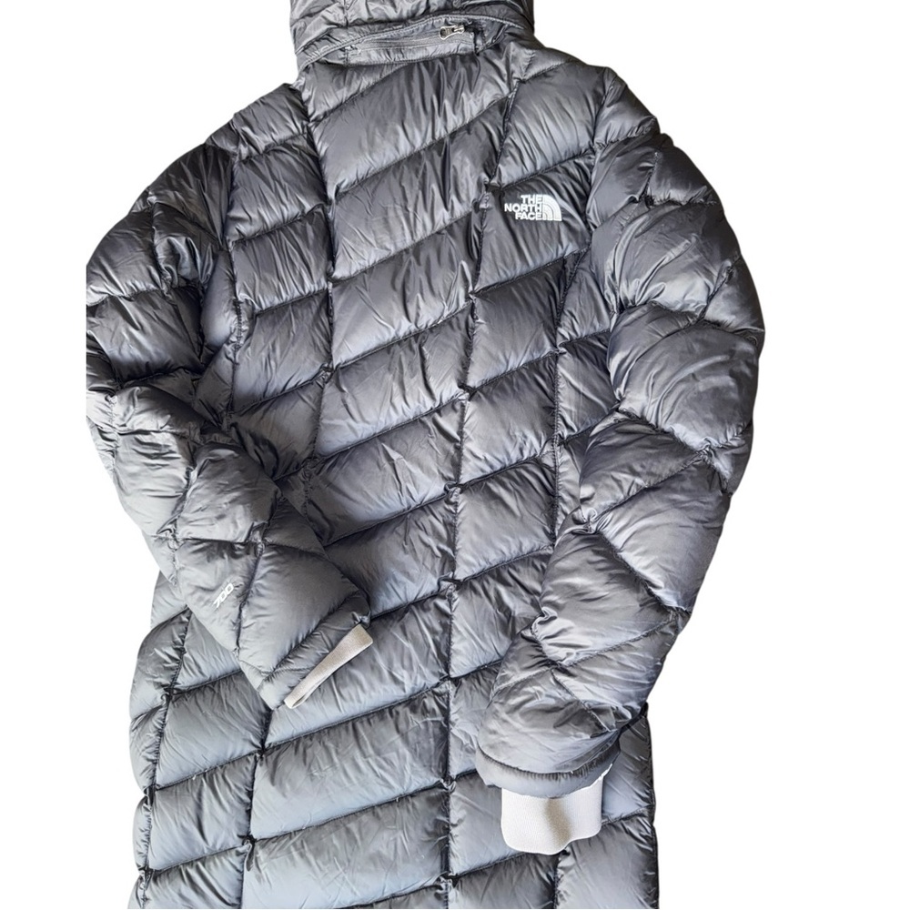 See Clip 🤩 The North Face 700 Down Fill Black  Long Winter Puffer Jacket XS - Picture 16 of 17